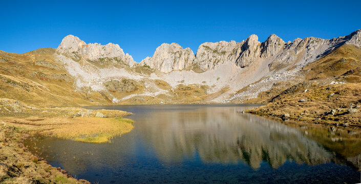Ib&oacute;n de Acherito,  Pe&ntilde;a of the Ibon, 2130 mts and the peak of La Ralla, 2146 mts, Valley of Hecho, western valleys, Pyrenean mountain range, province of Huesca, Aragon, Spain