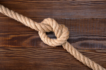 Obraz premium Thick rope on wooden background