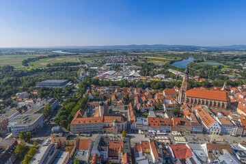 Die niederbayerische G&auml;uboden-Stadt Straubing an der Donau aus der Vogelperspektive