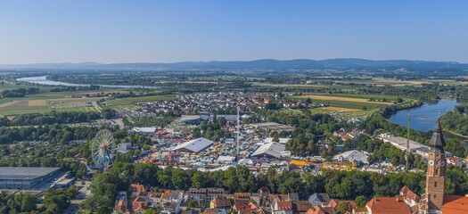 Fototapeta premium Die niederbayerische Gäuboden-Stadt Straubing an der Donau aus der Vogelperspektive