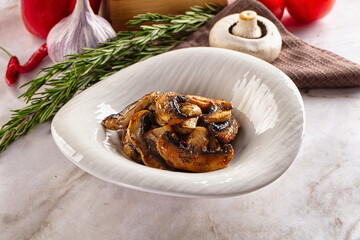 Fototapeta premium Vegan cuisine - roasted champignon slices