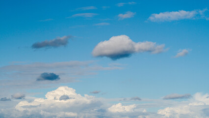 Obraz premium Ciel chargé de cumulus et de nuages de haute altitude