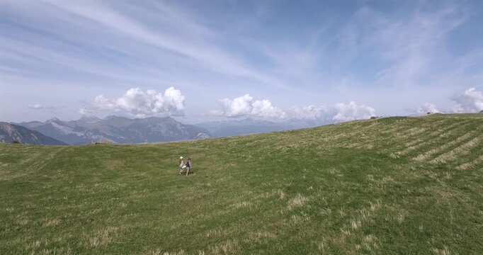 Enfant courant en montagne