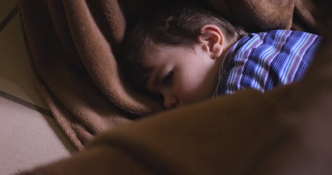 Petit gar&ccedil;on dormant sur doudou