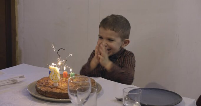 Anniversaire petit gar&ccedil;on soufflant ses bougies
