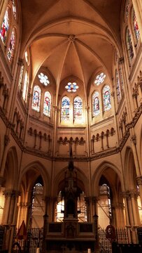 Int&eacute;rieur de la basilique catholique Sainte-Maxellende &agrave; Caudry dans le d&eacute;partement du nord. France Europe