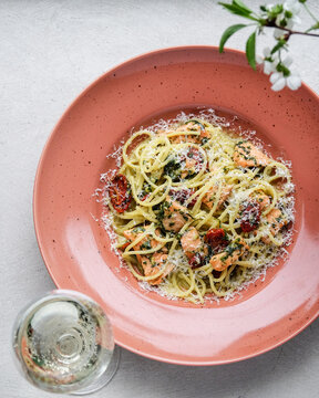 Fresh Lemon Garlic Spaghetti Served. Gourmet Lemon Garlic Pasta With