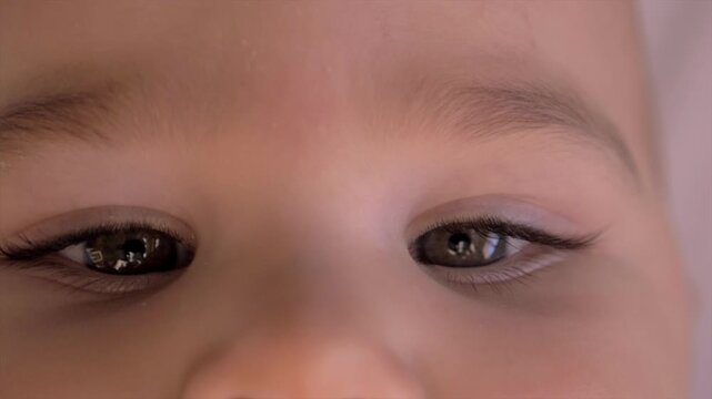 Gros plan regard b&eacute;b&eacute; nourrisson