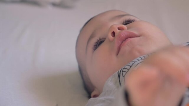 b&eacute;b&eacute; allong&eacute; gazouille
