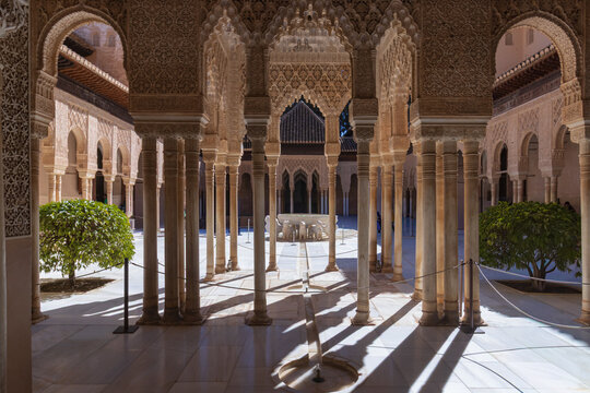 El Patio de los Leones, Alhambra. Un icono del arte nazar&iacute;.