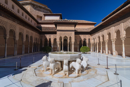 Vista panor&aacute;mica de la ic&oacute;nica fuente de los leones y las galer&iacute;as con arcos de herradura en el Palacio de los Leones, destacando la arquitectura nazar&iacute; y el arte isl&aacute;mico en Espa&ntilde;a.