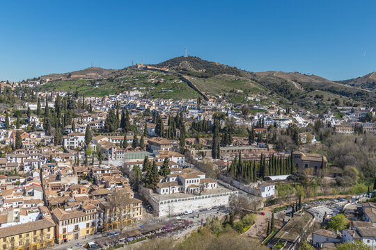 Albaic&iacute;n desde la Sabika: Panor&aacute;mica del barrio hist&oacute;rico. Una vista vertical espectacular que muestra el laberinto de casas blancas, tejados y C&aacute;rmenes del Albaic&iacute;n Patrimonio de la Humanidad.