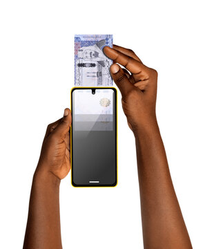 Hands hold a smartphone as a 500 Saudi Riyal note is positioned above it. This represents digital banking, cash-to-wallet transfers, and fintech innovation within the Kingdom of Saudi Arabia.