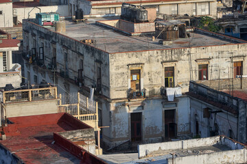 Fototapeta premium weathered colonial streets and historic balconies in the heart of Havana, offering travelers an authentic glimpse of local culture, resilience, and the enduring rhythm of daily life 