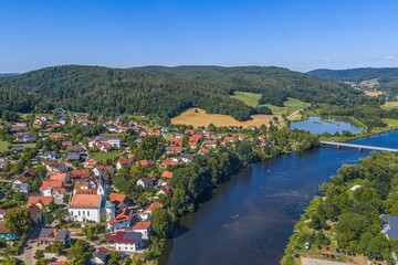 Obraz premium Luftbild der Naturlandschaft im oberpfälzer Regental nördlich Regenstauf bei Ramspau