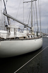 Voilier &agrave; quai un jour d'orage
