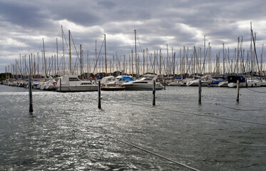 Bateaux de plaisance amarrés à Port-Camargue un jour orageux © PPJ