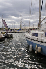 Bateaux de plaisance amarrés à Port-Camargue un jour orageux © PPJ