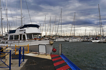 Bateaux de plaisance amarrés à Port-Camargue un jour orageux © PPJ