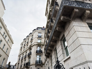 Naklejka premium Elegant London street with classic stone buildings and ornate wrought iron balconies in the city center