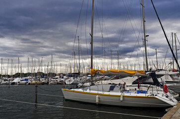 Bateaux de plaisance amarrés à Port-Camargue un jour orageux © PPJ