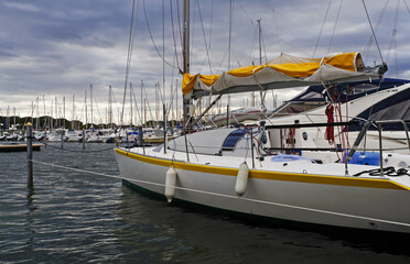 Bateaux de plaisance amarrés à Port-Camargue un jour orageux © PPJ
