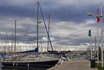Bateaux de plaisance amarrés à Port-Camargue un jour orageux © PPJ