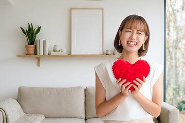 愛情を表現する若い女性