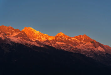 Naklejka premium Sunlight on the Golden Mountain