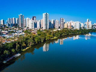 Obraz premium Londrina PR - Aerial view of Lake Iapó and the city center of Londrina, Paraná.