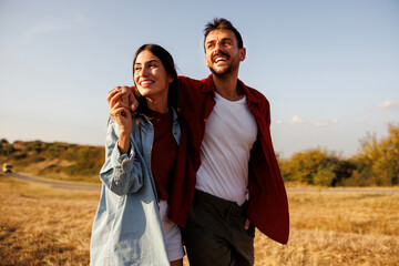 Naklejka premium Couple having fun hiking in nature on sunny summer day