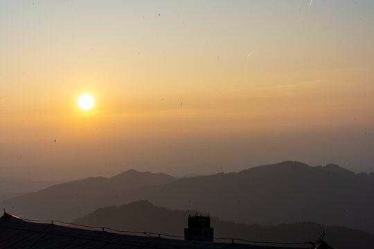 Goldenes Licht des Sonnenuntergangs &uuml;ber der Berglandschaft von Pfronten im Allg&auml;u.