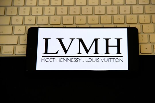 LVMH - Mo&euml;t Hennessy &bull; Louis Vuitton - Conglomerado de luxo, sediado em Paris. Criada em 1987, a holding francesa controla 75 marcas de prest&iacute;gio (chamadas "Maisons").