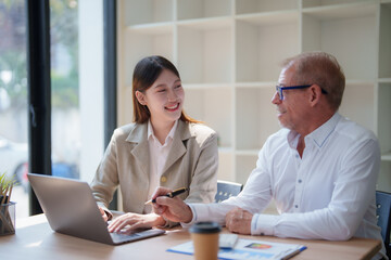 Obraz premium Business colleagues collaborating in an office meeting