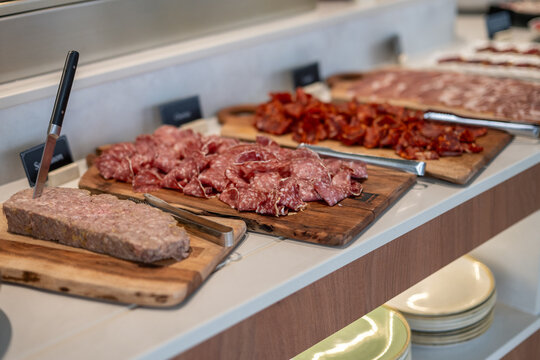 Buffet de brunch gourmand avec charcuterie et brochettes de viande grill&eacute;e servis sur des planches en bois