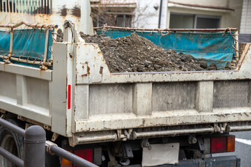 道路に停車している砂利を積んだダンプトラック © 洋 奥山