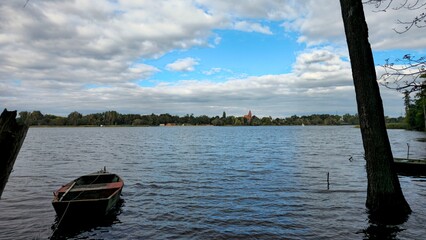 Łódka na jeziorze © Asnyko