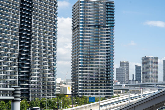 高速道路の間を突き抜ける高速道路と新交通システム（東京）