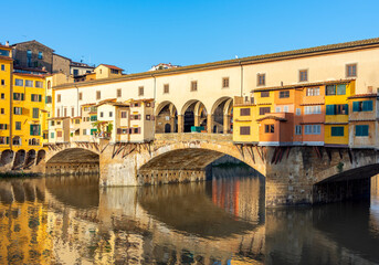 Fototapeta premium Ponte Vecchio bridge over Arno river in Florence, Italy