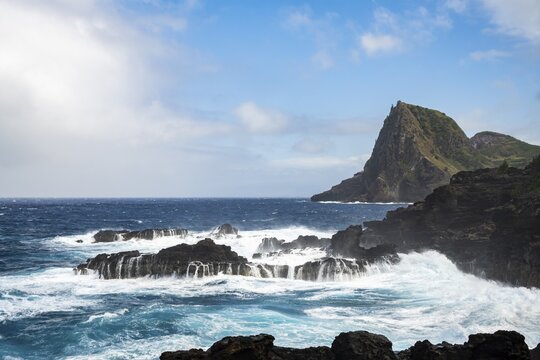 Rocky coast with roaring sea, Kahakuloa Bay, Maui, Hawaii, USA