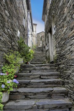 Narrow cobbled street and schist houses in the medieval mountain village of Piodao, Serra da Estrela, Beira Alta, Portugal