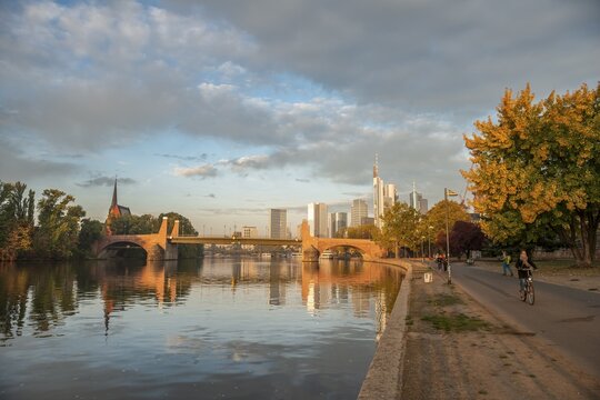 River promenade on the Main, skyline, skyscrapers in the banking district in the morning light, sunrise, autumn, Frankfurt am Main, Hesse, Germany