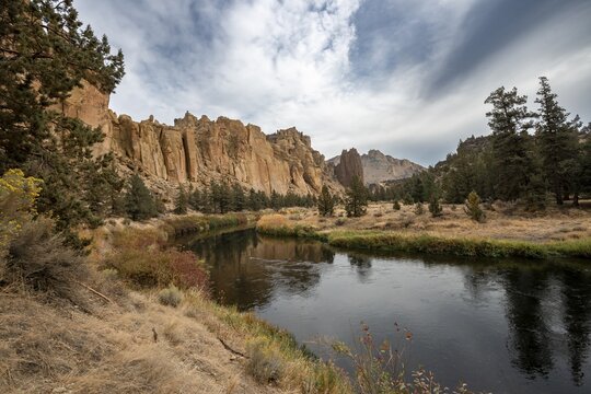 Rock walls reflected in the course of the Crooked River, canyon with rock formations, The Red Wall, Smith Rock State Park, Oregon, USA