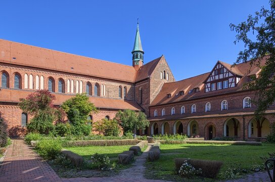 Former Cistercian Lehnin Monastery, St Mary&rsquo;s Gothic Church and cloister courtyard, Brandenburg, Germany