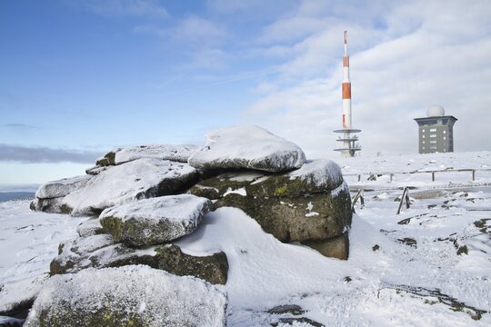 Rock with transmission mast and Brocken hostel on the wintery snow-covered Brocken, winter, snow, Harz mountains, Saxony-Anhalt, Germany