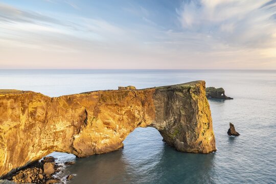 Rock arch Dyrholaey, Cape Dyrholaey, V&iacute;k &iacute; M&yacute;rdal, Su&eth;urland, South Iceland, Iceland