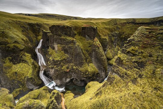 Fja&eth;r&aacute;rglj&uacute;fur Canyon, Fjadrargljufur, waterfall, deep gorge, near Kirkjub&aelig;jarklaustur, South Iceland, Iceland