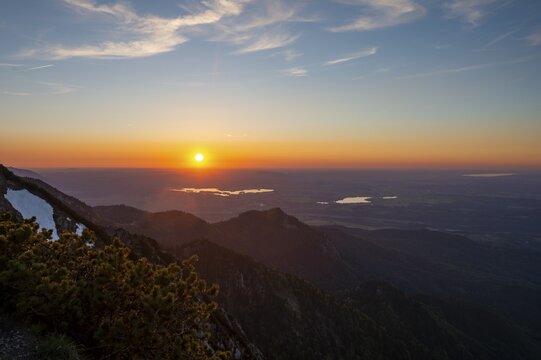 Setting sun, view of Staffelsee at sunset, from the summit of Herzogstand, ridge walk Herzogstand Heimgarten, Upper Bavaria, Bavaria, Germany