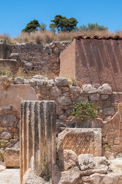 Solunto, Sicily: view of columns and ruins in the old phoenician town near Palermo