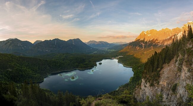 View over the Eibsee lake at sunset, Zugspitze massif, alpenglow, in the back Bischof and Krottenkopf, Wetterstein mountains, near Grainau, Upper Bavaria, Bavaria, Germany